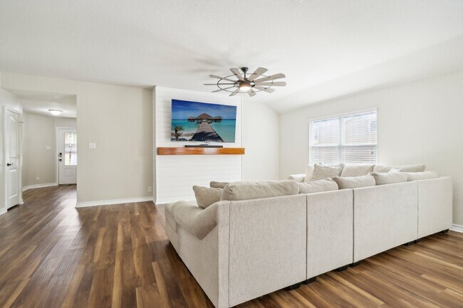 Building Photo - "Charming 4-Bedroom Oasis with custom fini...