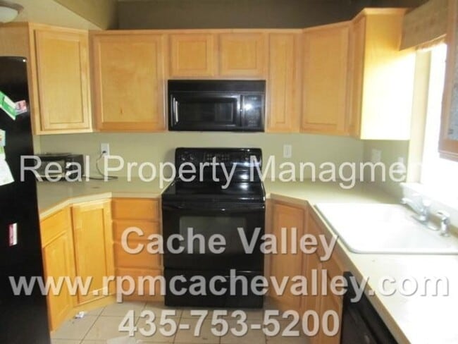 Building Photo - Pet Friendly, 2 br 1.5 bath Town home. Ava...