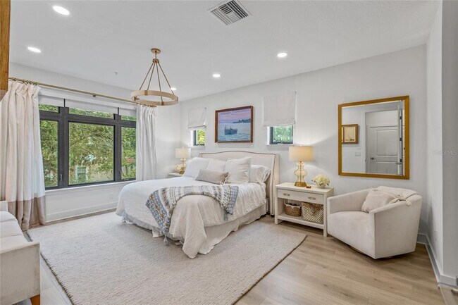 Building Photo - 218 Park Lake St