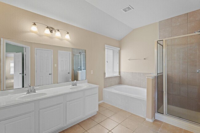 Building Photo - 2818 Lockeridge Oaks Dr