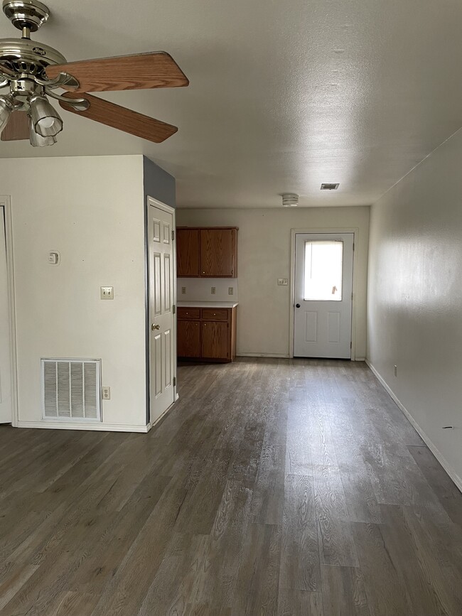 Building Photo - 904 W Oklahoma Ave