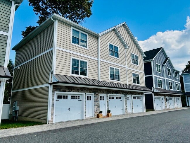 Building Photo - 326 Meadowside Rd