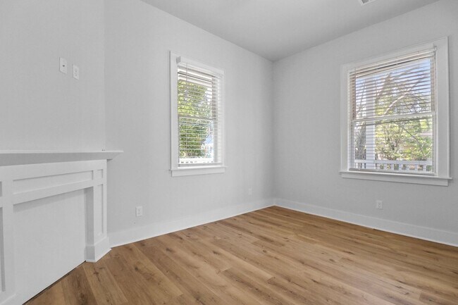 Building Photo - 826 W Victory Dr