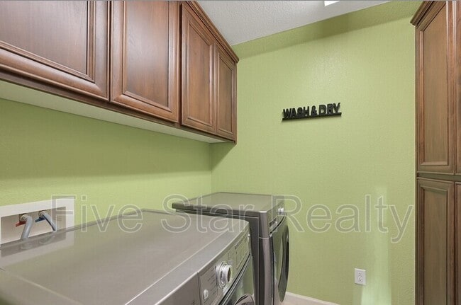Building Photo - 5609 Peach Tree Dr