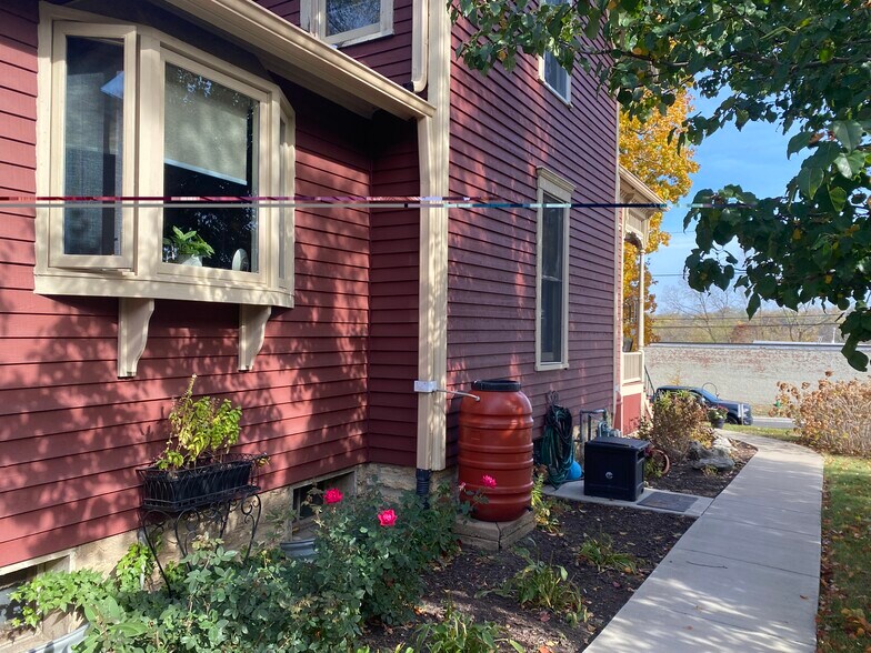 Building Photo - 227 S Water St