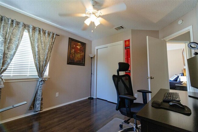 Building Photo - 3905 Lemos Dr
