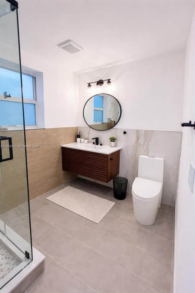 Building Photo - 817 Tyler St