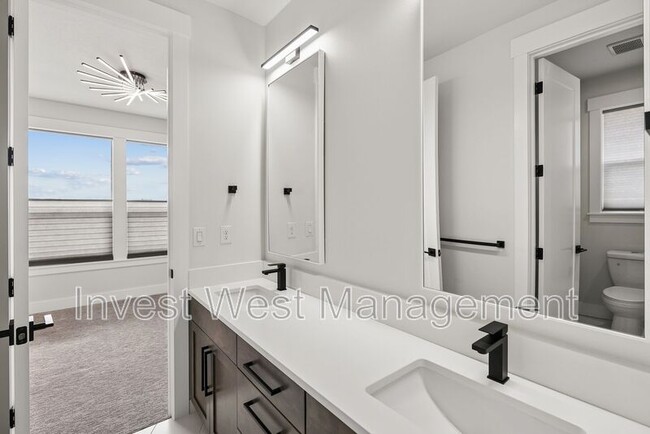 Building Photo - 1757 N Columbia Ridge Way