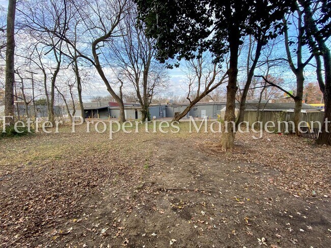 Building Photo - 933