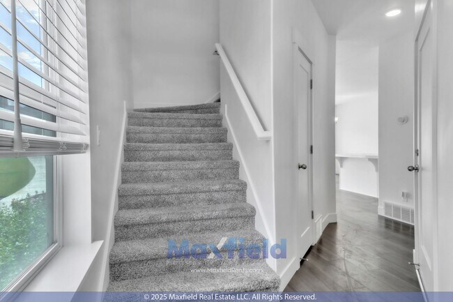 Building Photo - Spacious 5-Bedroom End-Unit Townhome with ...