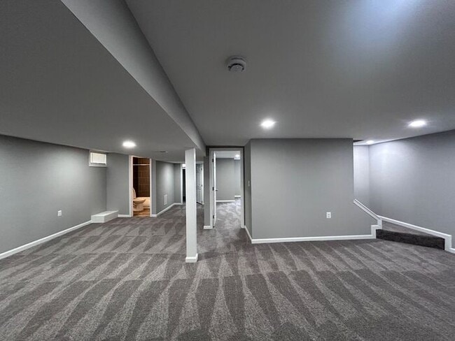 Building Photo - 4 Bedroom Single Family House