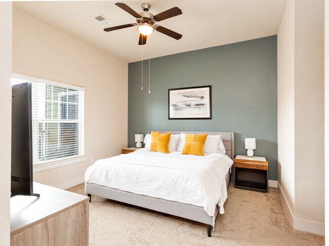 Building Photo - 1 Old Fairway Rd