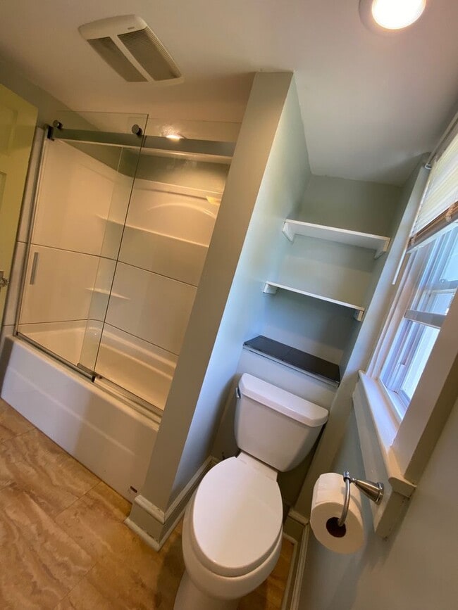 Building Photo - Woodfin - 1920's Cottage