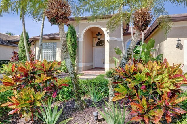 Building Photo - 2553 Jardin Manor