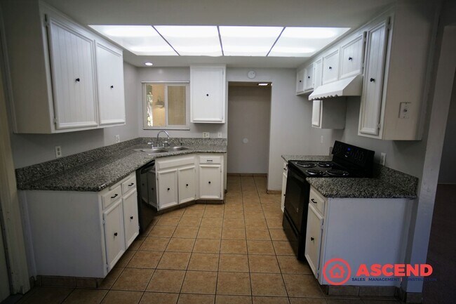 Building Photo - Beautiful Southwest Home with Pool!