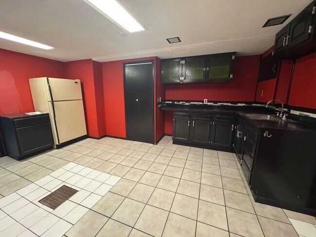 Building Photo - Huge 4 bedroom House with large garage