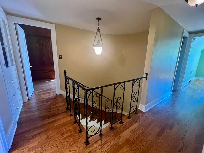 Building Photo - Updated 1920s 4BD