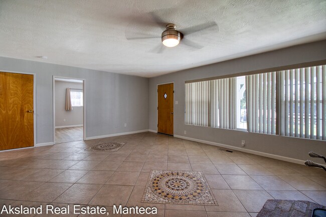 Building Photo - 3007 W Lathrop Rd