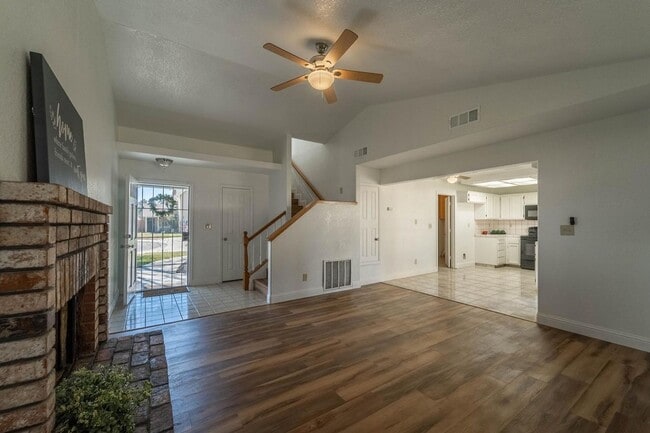 Building Photo - 3 bedroom minutes from shopping & freeway access!