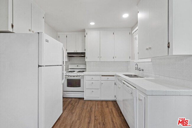 Building Photo - 815 Crestmoore Pl