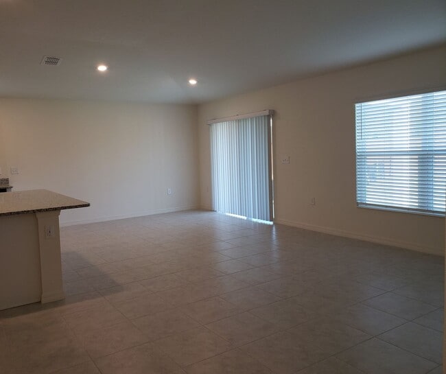 Building Photo - Charming Sawgrass Bay Home with Spacious Split Floor Plan