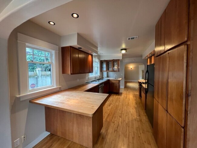 Building Photo - 2520 H St