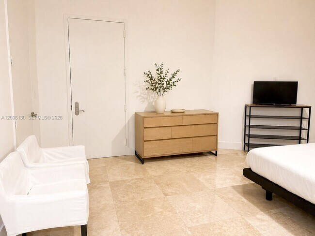 Building Photo - 15811 Collins Ave