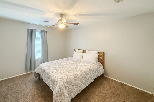 Building Photo - 2325 Ravenwood Dr