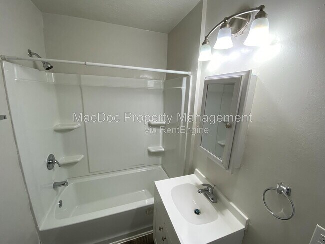 Building Photo - 138 Mansfield St