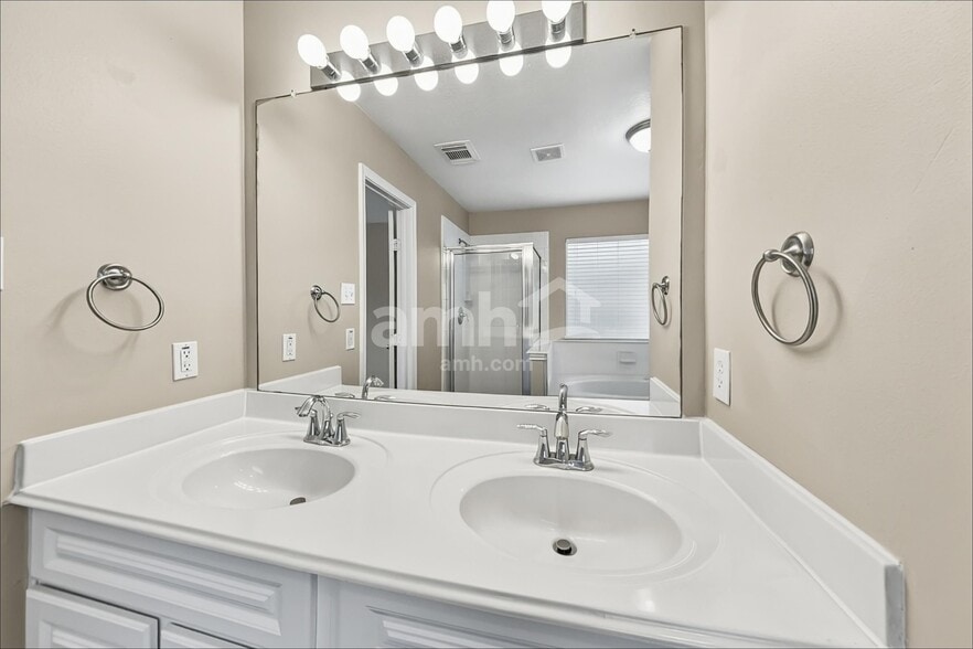 Building Photo - 15822 Parmley Creek Ct