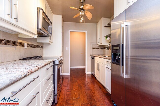 Building Photo - Lovely Condo | Private Yard | Prime Location
