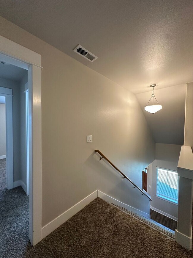 Building Photo - Beautiful home in SE Bend near Jewell Elementary!