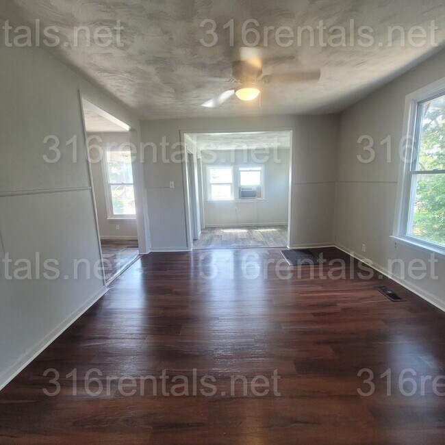 Building Photo - $875 - 2 bed 1 bath - Single Family Home