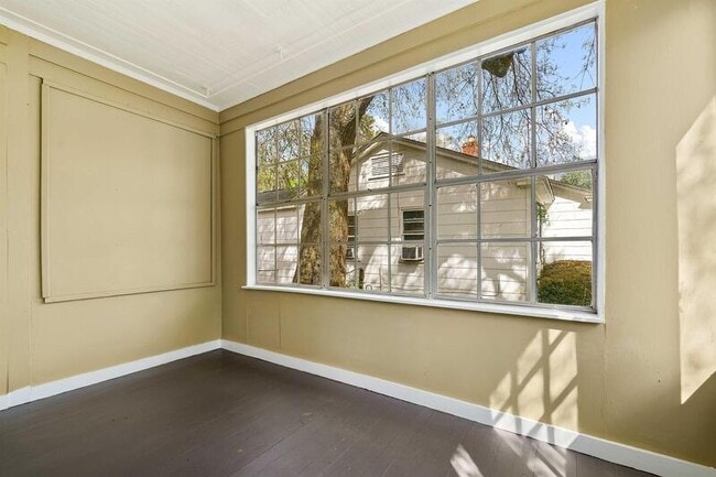 Building Photo - 206 Pinehill Dr