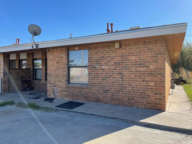 Building Photo - 7214 Dale Rd