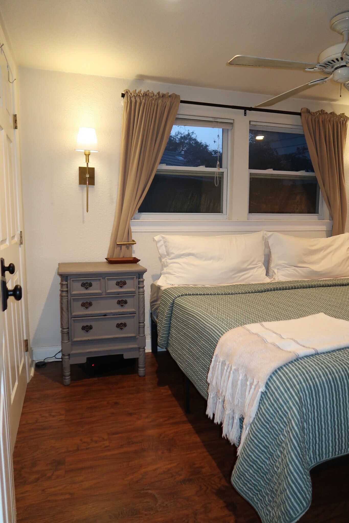 Building Photo - 11002 Lakeside Dr