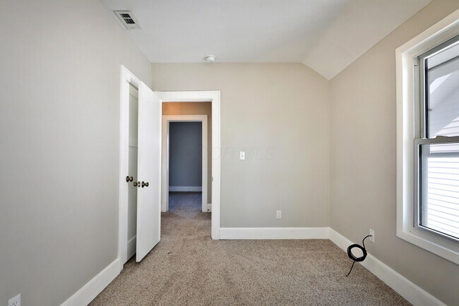 Building Photo - 825 Reinhard Ave