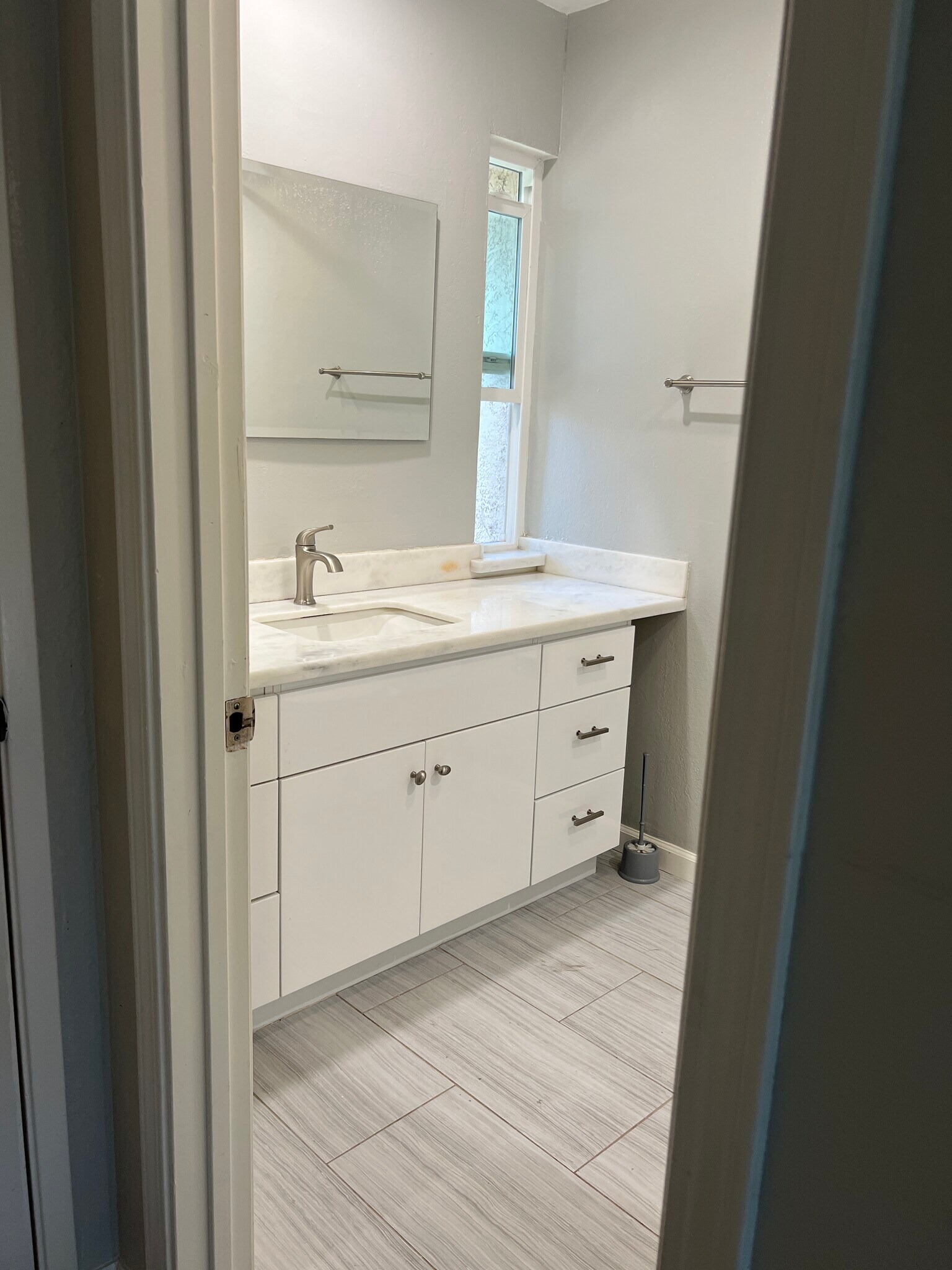 upstairs bath - 1520 Parkwood Pl