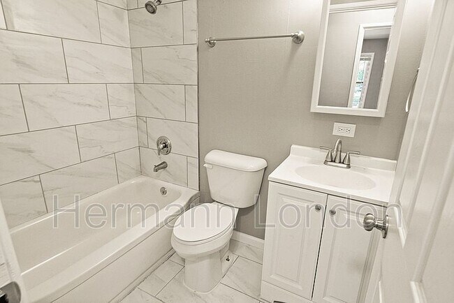 Building Photo - 2365 N Pointe Ln