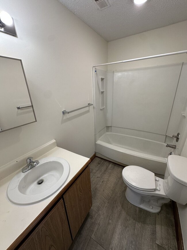 Building Photo - 2 Bedroom 2 Bathroom Condo!