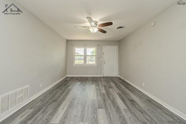 Building Photo - 1400 Phoenix Dr