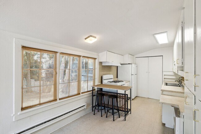 Building Photo - Northgate/Roosevelt Three Bedroom Rambler