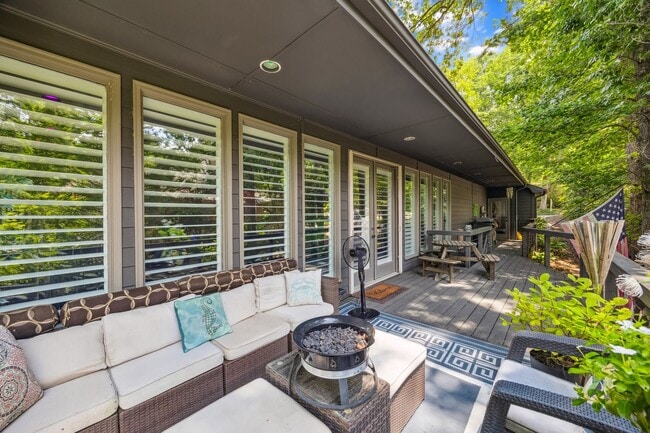 Building Photo - Gorgeous, Fully furnished 3 Bed 3.5 bath h...