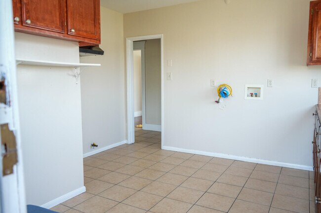 Building Photo - 1353 W 49th St