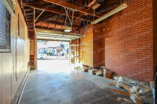 Building Photo - 2714 SE 48th Av