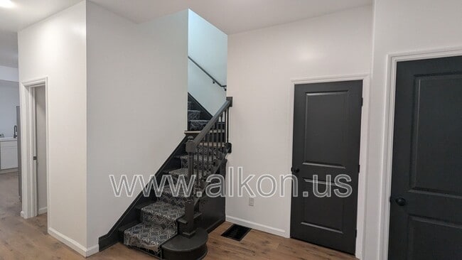 Building Photo - 566 Greenfield Ave