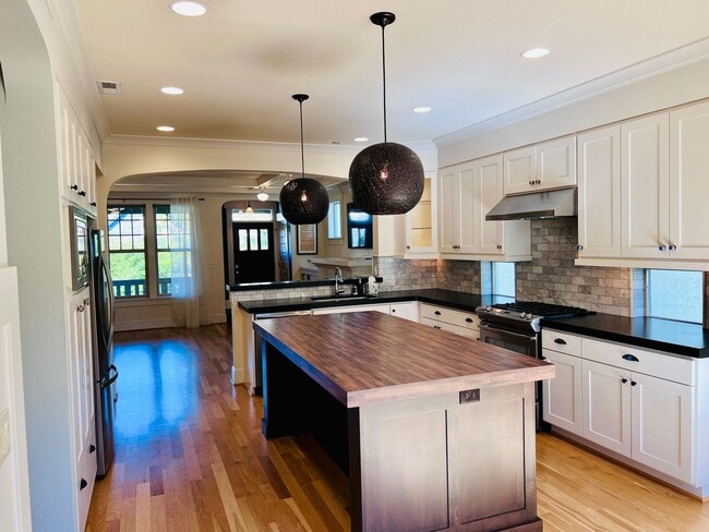 Building Photo - Custom Townhouse with Awesome Back yard