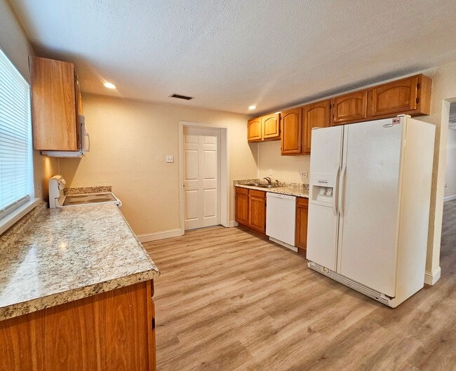 Building Photo - 3 Bedroom 2 Bath 1 Car Garage Home in St. Pete!!