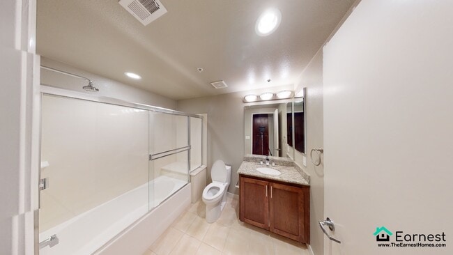 Building Photo - 2 + 2 Modern Condo in Prime Warner Center ...