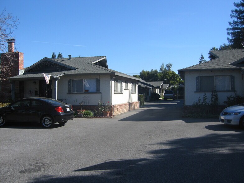 Like townhouse - 341 Easy St